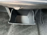 運転席からも助手席からも手が届きやすく、小物などを置いておくのにとても便利♪
