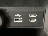 【USBポート】USBポートも装備されています!スマートフォンのオーディオに連携も可能です。今や欠かせない装備の一つです!そして、充電用は急速充電に対応しているtype-Cとなっています♪