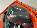 【ウインカーミラー】方向指示器をミラーのランプに点灯。対向車への視認性を高め、安心安全な方向転換をサポートします♪