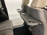 運転席・助手席の背もたれには、2列目シート用にカップホルダー付きの「格納式のシートバックテーブル」を装備しています。休憩時のちょっとした時間などカップを置いたり、小物置きに使えて便利です。