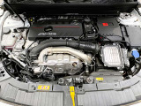 AMGに搭載されるエンジンは「One man -One Engine(ワン・マン=ワン・エンジン)」ひとりのマイスターがひとつのエンジンを手作業で丹念に組み上げて世に送り出す50年以上貫かれている歴史と哲学です。