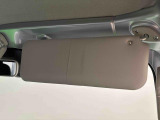 運転席・助手席サンバイザー。眩しい日差しをシャットアウト!運転席側にはチケットフォルダー付き