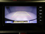 バックモニター装着車は後退時の強い味方です♪車庫入れや縦列駐車の際、後退操作の参考になるガイドラインをナビ画面に表示します。