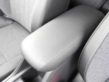 ★アームレスト機能付きセンターコンソール★アームレスト使用で普段の運転や長距離ドライブ中の疲労軽減や快適性向上が期待できます。収納機能もございますので荷重の少ないスッキリとした車内に!