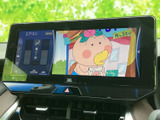 停車時にTVを楽しめる機能で、お子様連れのご家族の移動時間をより快適に。お気に入りの番組を視聴して、リラックスしたひとときを過ごせます。