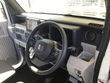 運転席ドリンクホルダーは、ドライバーがすぐ取り出せる位置に付いています。