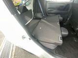 リアシートはスライド出来ますので、軽自動車なのに足元広々!ゆったり乗ることが出来ます。
