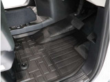 運転席フロア。ホンダ純正用品のラバーマットがついております!