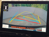 【バックカメラ】駐車時に後方がリアルタイム映像で確認できます。大型商業施設や立体駐車場での駐車時や、夜間のバック時に大活躍!運転スキルに関わらず、今や必須となった装備のひとつです!