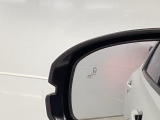 ブラインドスポットインフォメーションは走行中、斜め後ろに車両を感知すると、ドアミラー上のマークを点灯してお知らせします