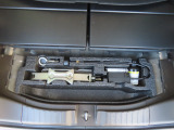 【車載工具】パンクなどのもしもの時に役立つ車載工具があります。ジャッキなどが装備されています。