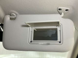 【運転席サンバイザー】鏡が付いているのでメイク直しなどにも便利★