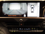 パノラミックビューモニター付きです。車両を上から見たような映像をディスプレイオーディオ画面に表示。運転席からの目視だけでは見にくい、車両周辺の状況をリアルタイムでしっかり確認できます。