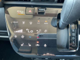 タッチパネルのオートエアコンを装備です。自動で車内の温度調節してくれる便利な装備です。(シ-ト・ハンドルヒータ-付きです。)
