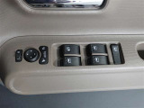 運転席のパワーウインドスイッチで全席窓の開閉・ロック操作ができます。