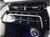 左右独立温度コントロールフルオートエアコンです。運転席、助手席それぞれで独立して温度設定ができます。冷え性の方が乗っても安心ですね♪