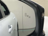 《ブラインドスポットモニター(BSM)》隣の車線を走るクルマをレーダーで探知。ドアミラーでは確認しづらい死角エリアのクルマを、ミラーについたLEDインジケーターを点滅させ、ドライバーに注意を促します。