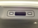 テールゲートが電動で開閉でき、荷物などで両手がふさがっているときなど便利に使えます