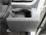 運転席ドリンクホルダーで室内スッキリ♪