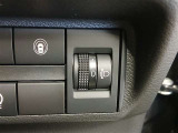 積載時に後ろが下がってライトが高くなったことによる相手車への眩惑を防止する焦点調整ができます