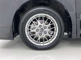 純正アルミホイールが車の雰囲気を引き立てますね!
