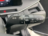 操作しやすいウインカーレバー。視認性の高いデザインで、夜間走行時でも安心して使用できます。スムーズな操作で安全な運転をサポートします。