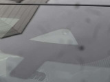 【エマージェンシーブレーキ】走行中に前方の車両等を認識し、衝突の危険があるときは警報とブレーキで衝突回避と被害軽減をアシスト。より安全にドライブをお楽しみいただけます。