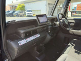 助手席側からも簡単に運転席へ移動出来ます。