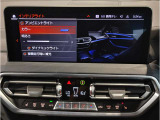 【ⅰドライブナビゲーション】文字情報も鮮明に表示する高解像度カラーディスプレイを採用。視認性に優れた地図デザインと特徴的な建造物を目印にした描写表示で現在位置を把握できます。地図データの更新も可能です