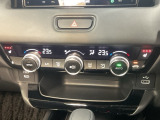 操作性の良いエアコンパネル。前席シートヒーターで寒い冬も快適ドライブ。