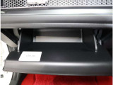 車検証ケースも入る丁度いいサイズのグローブボックスです。