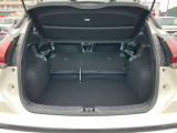 セカンドシートを折りたたむと長い荷物も収納できます。