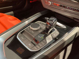 シフトレバーとBMWお馴染みのiDriveコントローラー。直観的な操作が可能です。