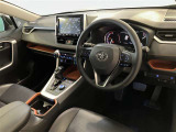 運転席周りのレイアウトをご覧ください。ナビゲーションが綺麗に装着されすっきり収まってますね!