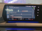 【ナビ純正】ワイドコントールディスプレイは、画面内に多数の情報を表示する事が可能です。センターコンソールiDriveコントローラー操作だけでなく、タッチパネルでの操作も可能となっております。