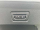 【オートマチックテールゲート】オープン/クローズ機能を備えたテールゲートはリモートコントロールキーの操作及びテールゲート先端のボタンにより開閉が可能☆スマートオープン対応☆