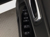 運転席のスイッチで全てのウィンドウの開閉操作を行うことができます。ロックボタンをONにしておくと、運転席以外のウィンドウは作動しないのでお子様を乗せているときなども安心ですね♪