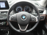 BMWのステアリングのリムは、一般的なものより少し太めにデザインされています。 これはタイヤやステアリングシャフトなどを介して伝わる路面からの入力を、しっかりと把握するためです。