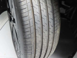 タイヤサイズは「235/50 R20」になります。この走行距離ですので、タイヤの溝も殆ど減っていませんね。