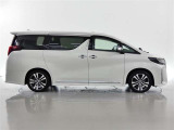 両側パワースライドドア付きだから、狭い駐車スペースなどでの 乗り降りラクラク!小さなお子さまのいるご家庭には嬉しい装備。