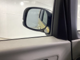 【サイドアンダーミラー】助手席側ドアミラーの下部についております。停車時・発進時などに車両左側の死角になった部分を確認するときに役立ちます。