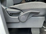 運転席シートリフター(ラチェット式)で、座面の高さも上下に動き、体格にあわせて調整ができ広々でゆったり運転できます♪