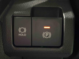指先だけで簡単に操作が可能な電動パーキングブレーキを採用。「HOLD」スイッチを押すと、渋滞や信号待ちなどでブレーキペダルから足を離しても、ブレーキを保持するので安心です