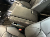 前席のシート間に配置したアームレスト付きのコンソールボックスで運転席助手席がそれぞれくつろげます。