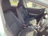 スポーティな黒布シートしっかりと体幹を支えて正しい運転姿勢をサポートする為座面とシートバックにフィット性を発揮する振動吸収ウレタンを採用。