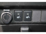 運転席と助手席には寒い日の肩や腰、冷えやすい下肢を温めてくれるシートヒーターが付いております!