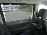 ロールサンシェード〈セカンド〉窓からの日射しが眩しいときにサッと引き出せるサンシェードを、全車スライドドアに標準装備。お子さまの安眠を守ります。