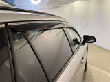サイドバイザーは、雨天時でも窓を少し開けて換気が出来ます。車内の空気を入れ替えて心地よいドライブを!
