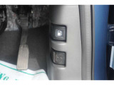 運転席の足元に、給油口を開けるレバーと、ボンネットを開けるレバーが付いています!