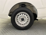 タイヤサイズは 145/80 R12 です。